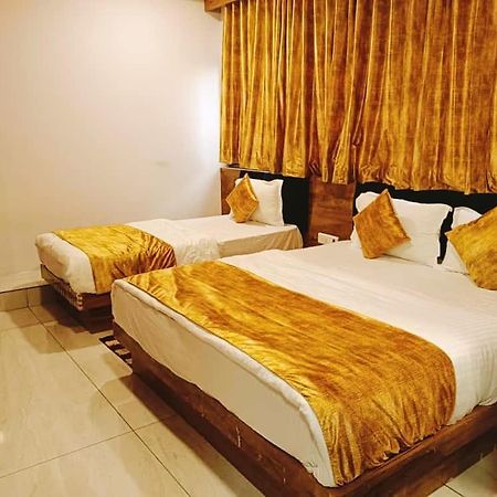 Hotel Mansarovar,Vadodara Dış mekan fotoğraf