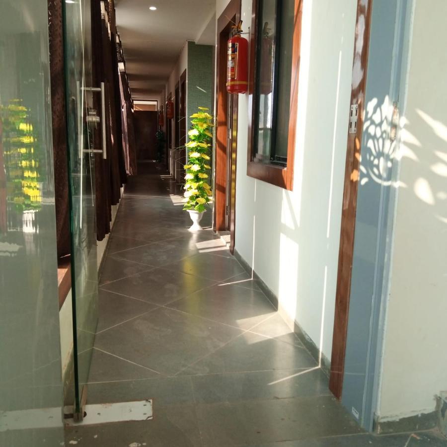 Hotel Mansarovar,Vadodara Dış mekan fotoğraf