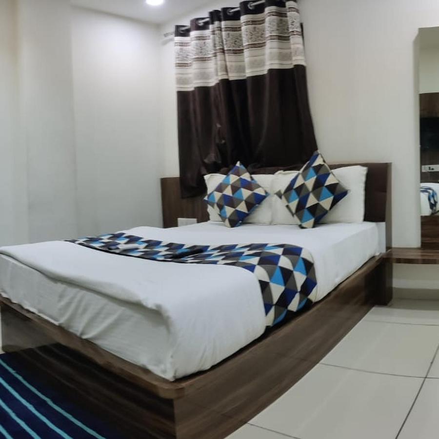Hotel Mansarovar,Vadodara Dış mekan fotoğraf