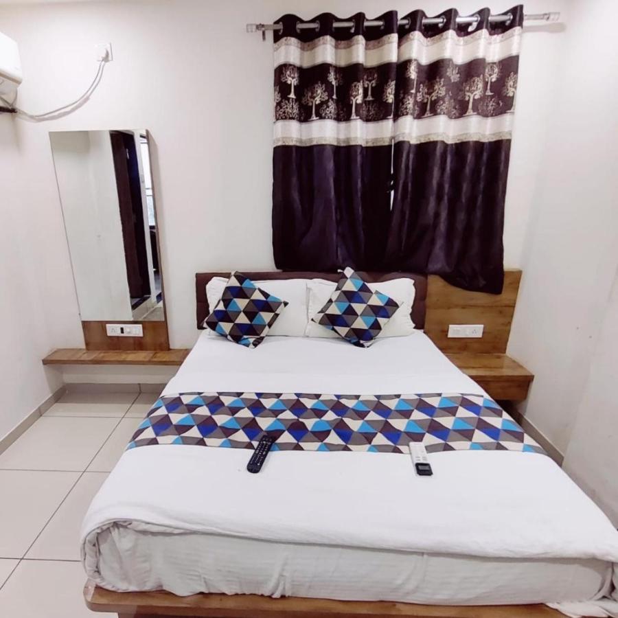 Hotel Mansarovar,Vadodara Dış mekan fotoğraf