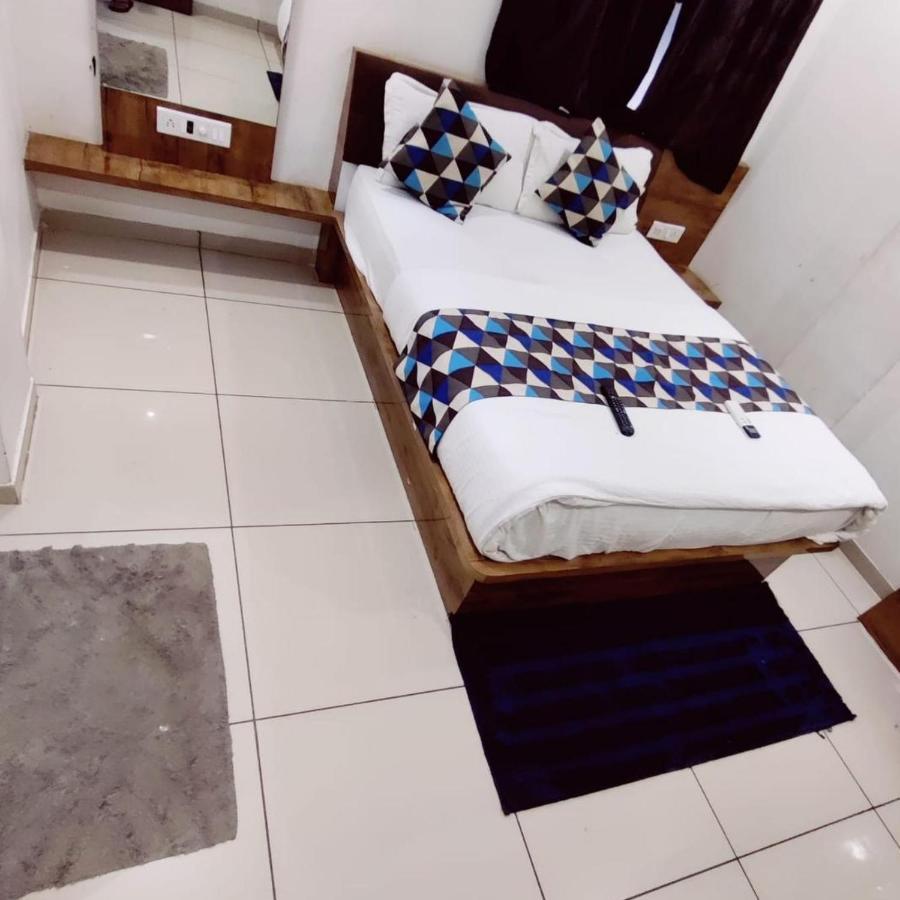 Hotel Mansarovar,Vadodara Dış mekan fotoğraf