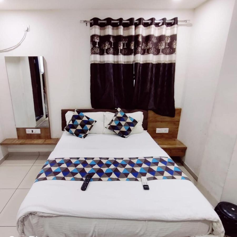 Hotel Mansarovar,Vadodara Dış mekan fotoğraf