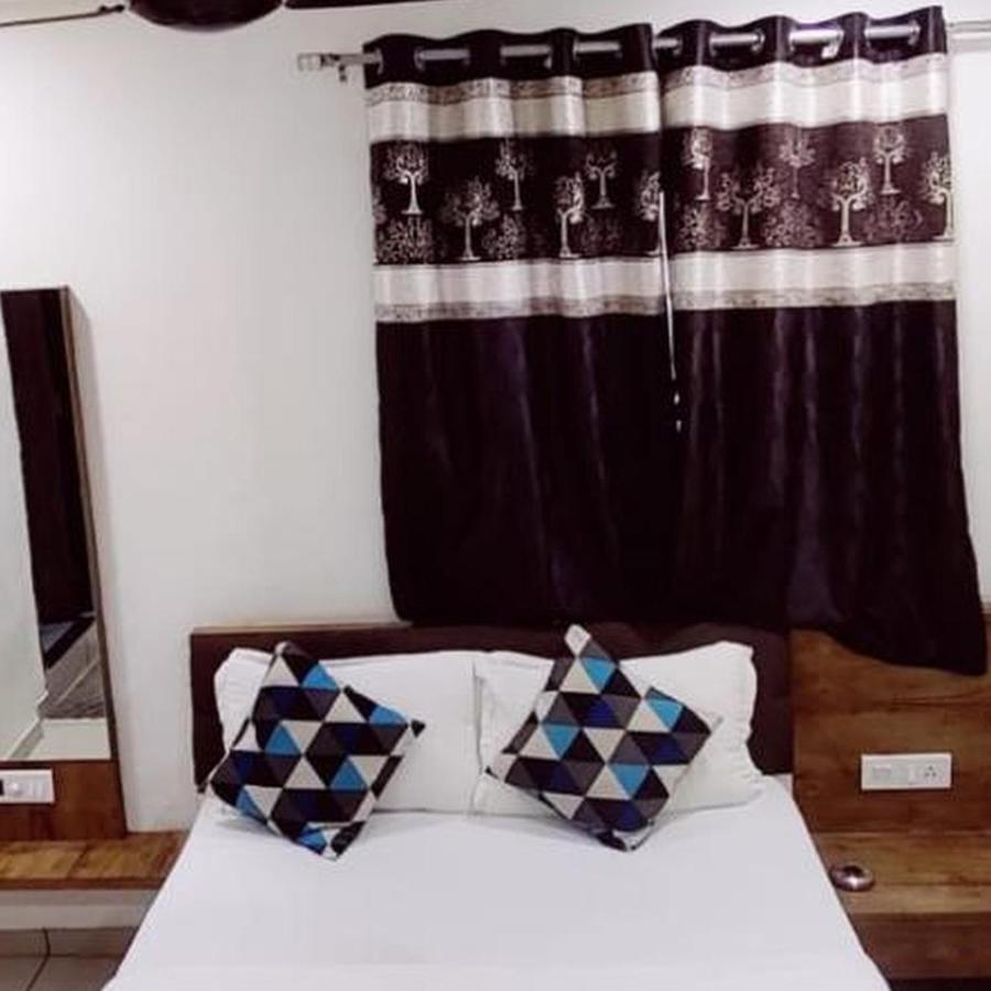 Hotel Mansarovar,Vadodara Dış mekan fotoğraf
