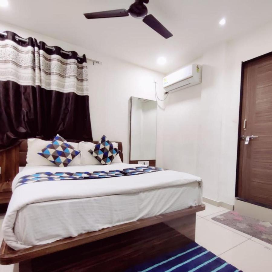 Hotel Mansarovar,Vadodara Dış mekan fotoğraf