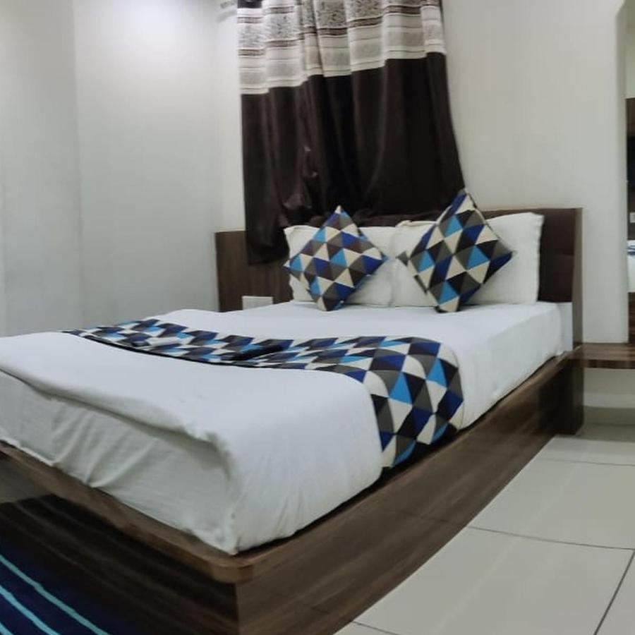 Hotel Mansarovar,Vadodara Dış mekan fotoğraf