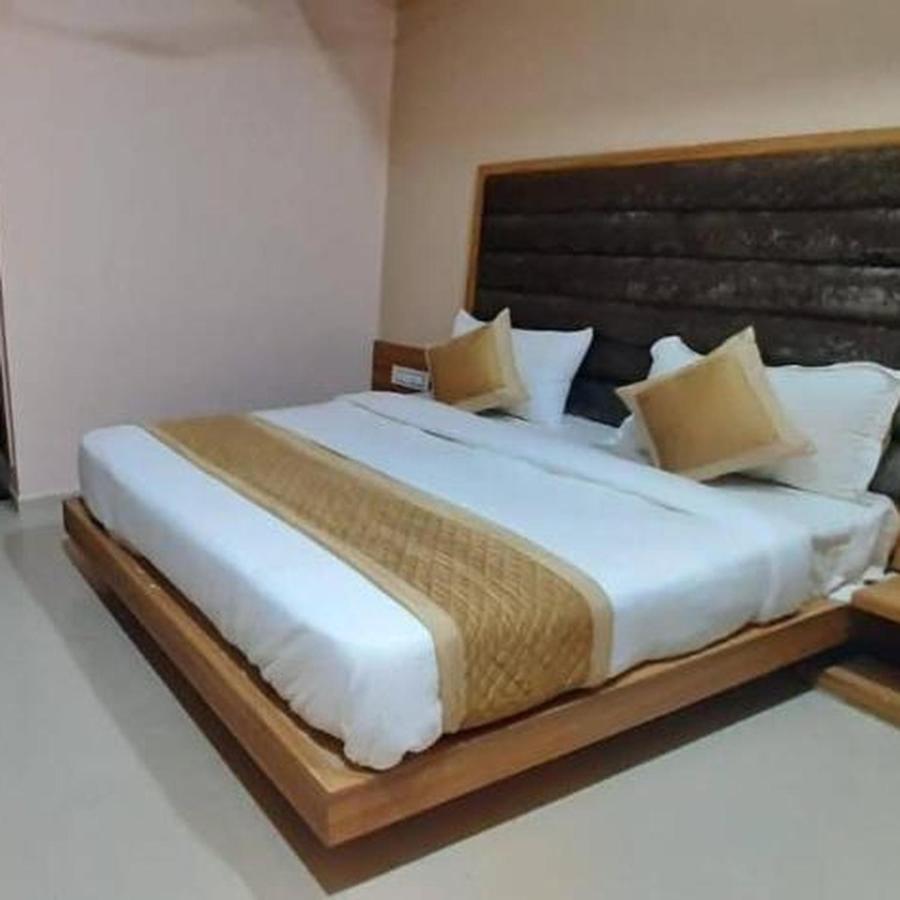 Hotel Mansarovar,Vadodara Dış mekan fotoğraf