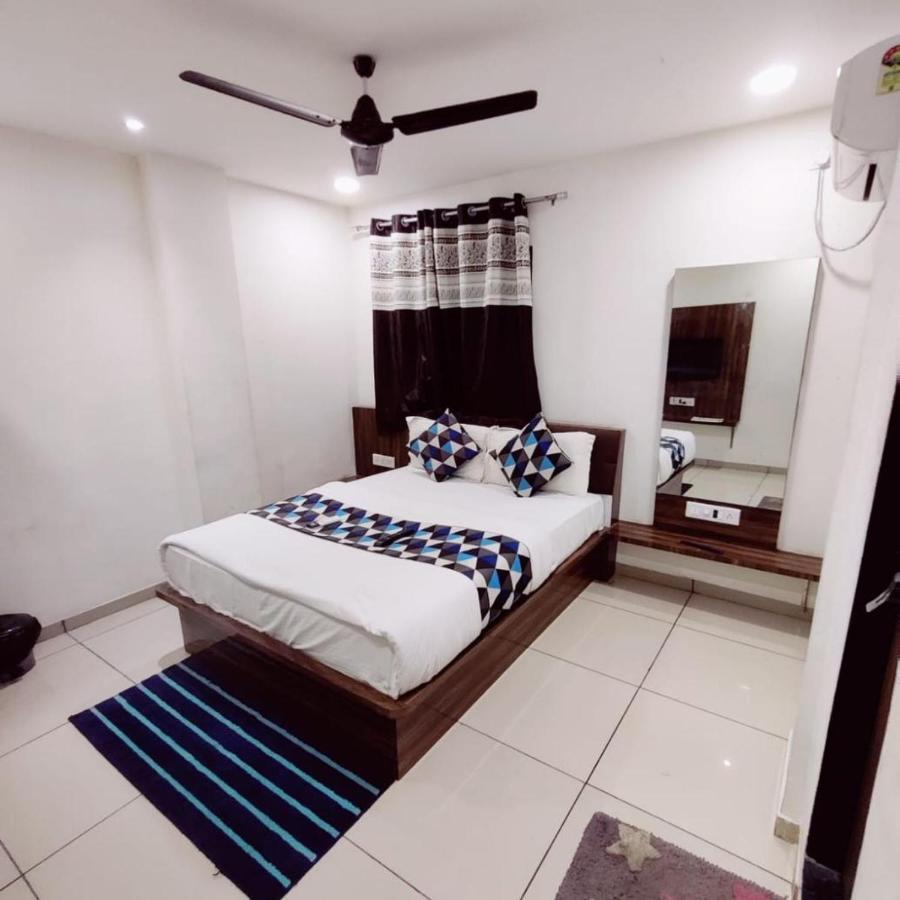 Hotel Mansarovar,Vadodara Dış mekan fotoğraf