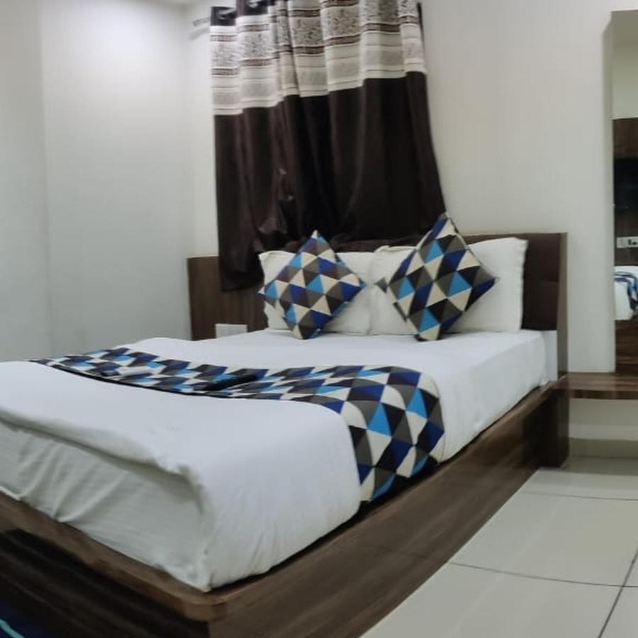 Hotel Mansarovar,Vadodara Dış mekan fotoğraf