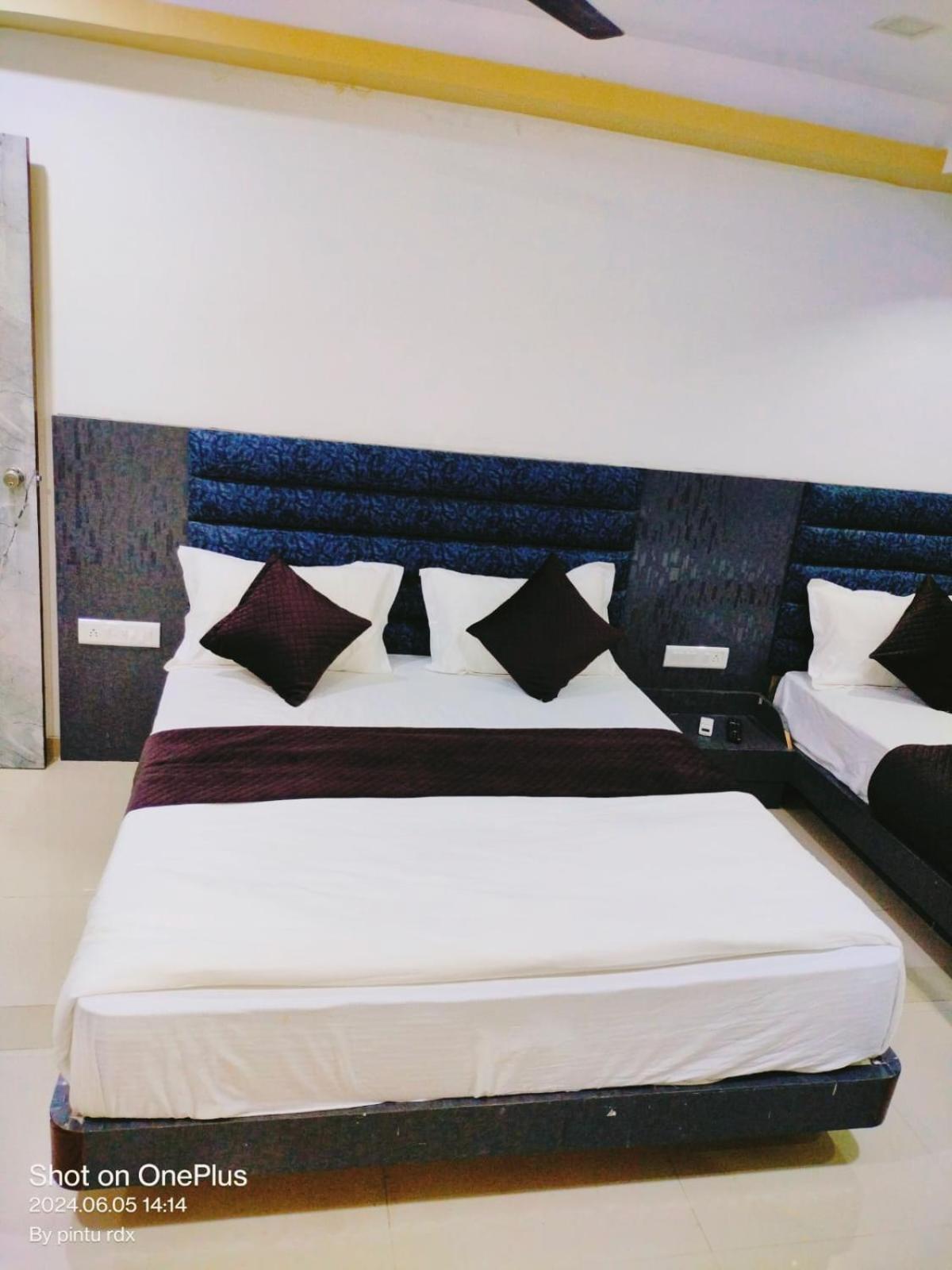 Hotel Mansarovar,Vadodara Dış mekan fotoğraf