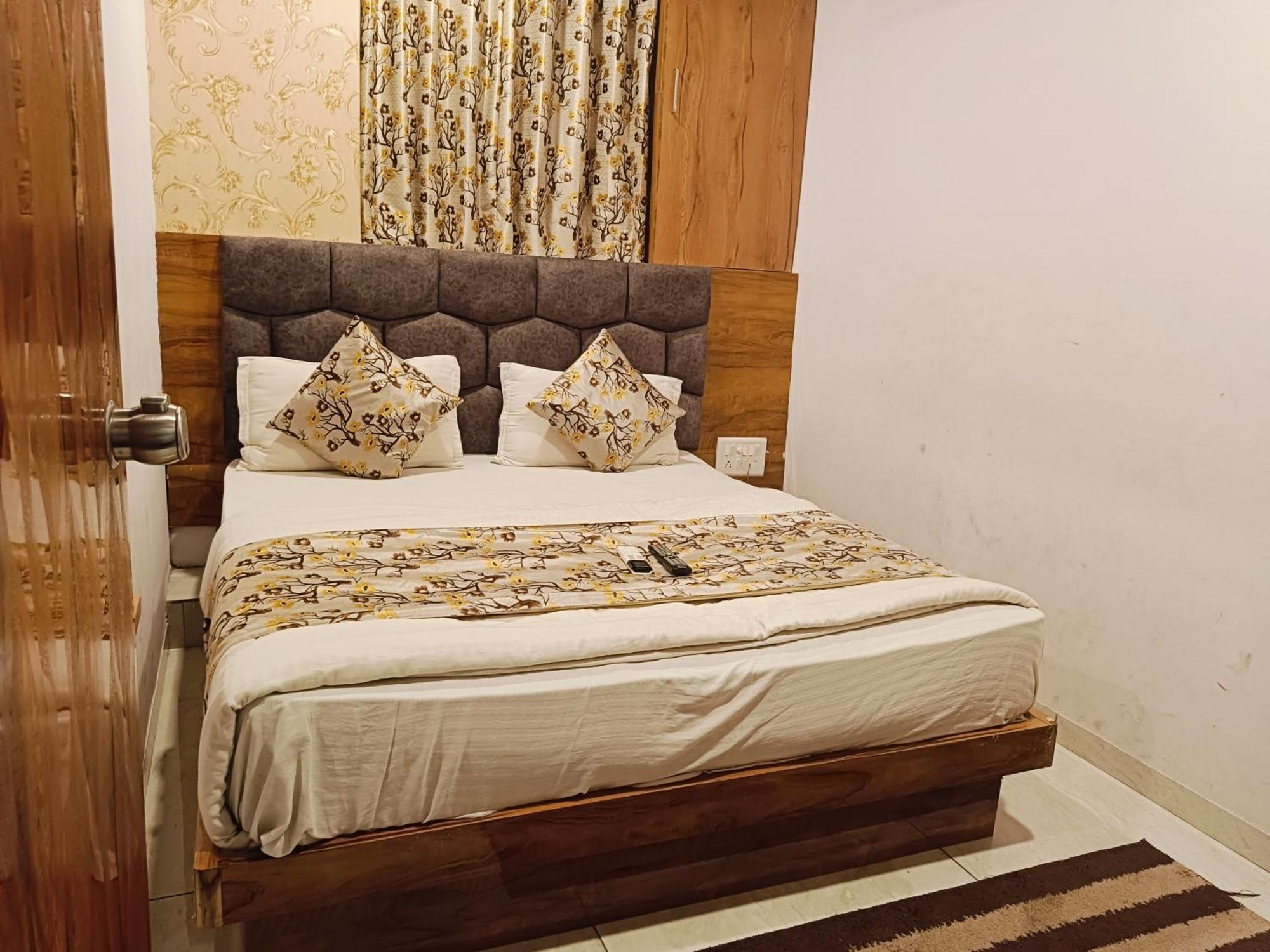 Hotel Mansarovar,Vadodara Dış mekan fotoğraf